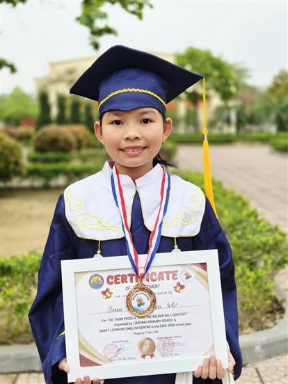 Thầy chúc mừng Châu Duyên với những thành tựu trên con đường học tập của mình